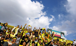 شعار هواداران سپاهان علیه داور/ استقلالی‌ها دایی را تشویق کردند!
